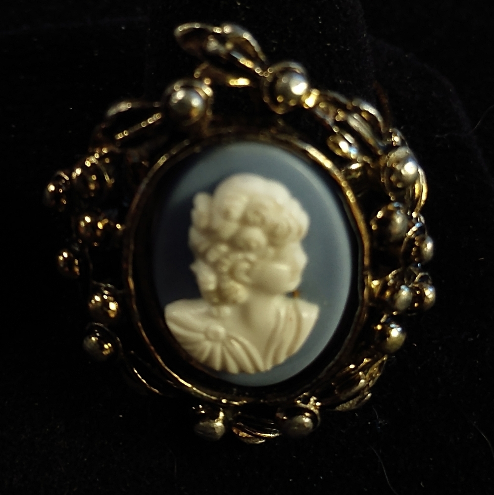 ~EXQUISITE~MID-CENTURY CAMEO RING